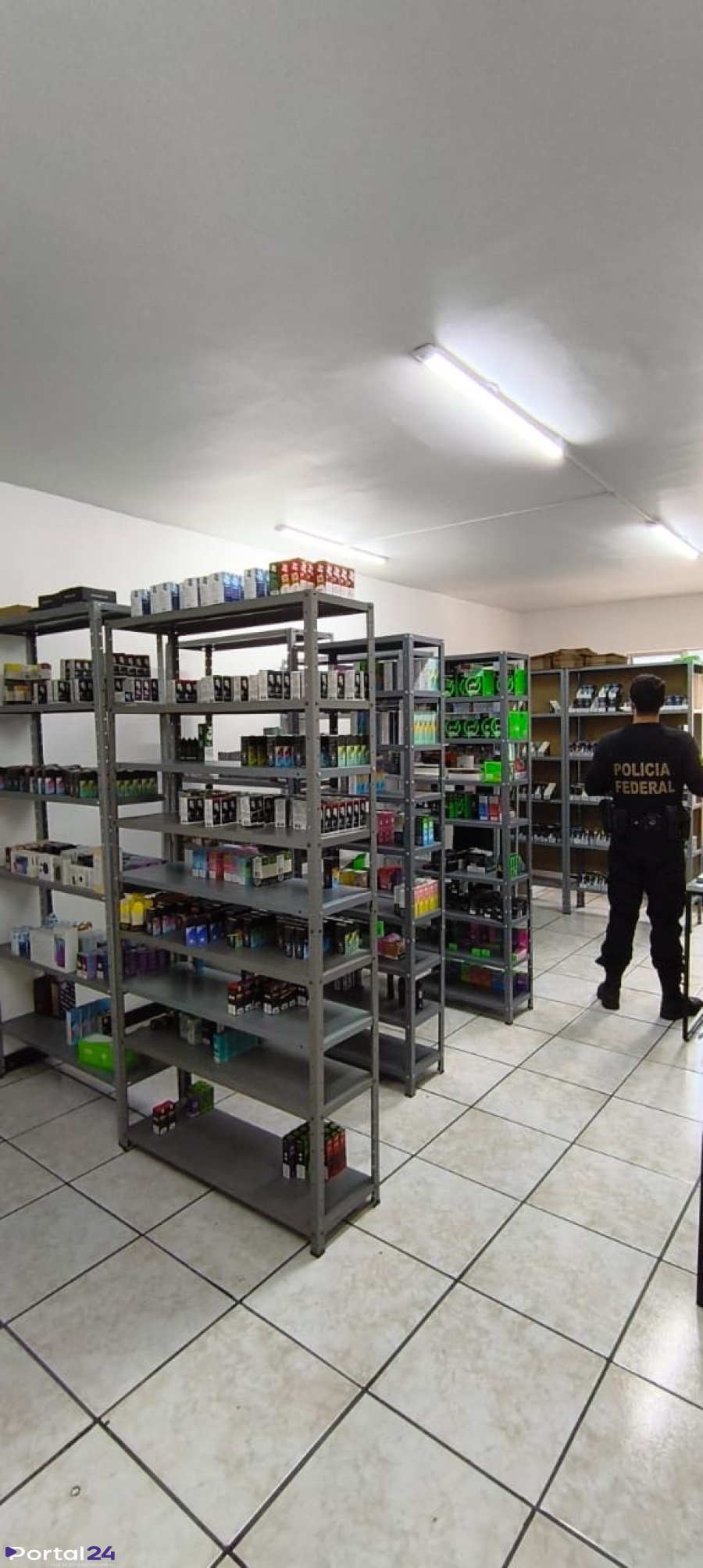 Polícia Federal realiza Operação Nubes contra comércio ilegal de cigarros eletrônicos em Curitiba