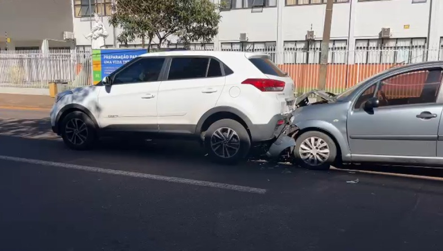 Carros batem na rua Rio Grande do Sul