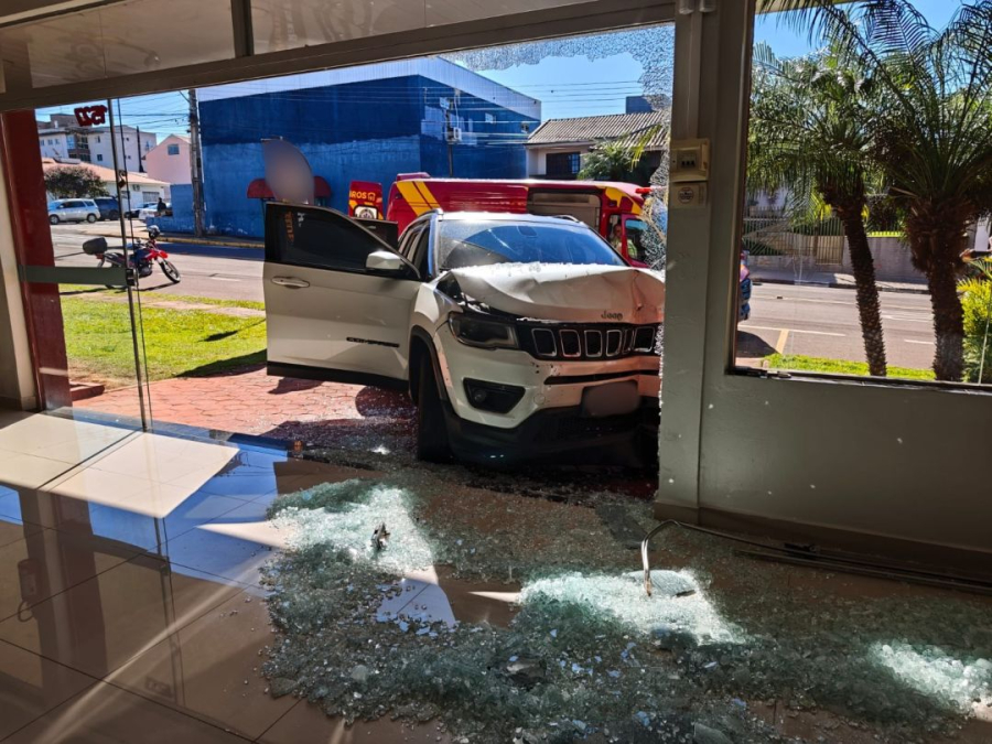 Colisão entre carros termina com Jeep contra fachada de mecânica no Centro de Toledo