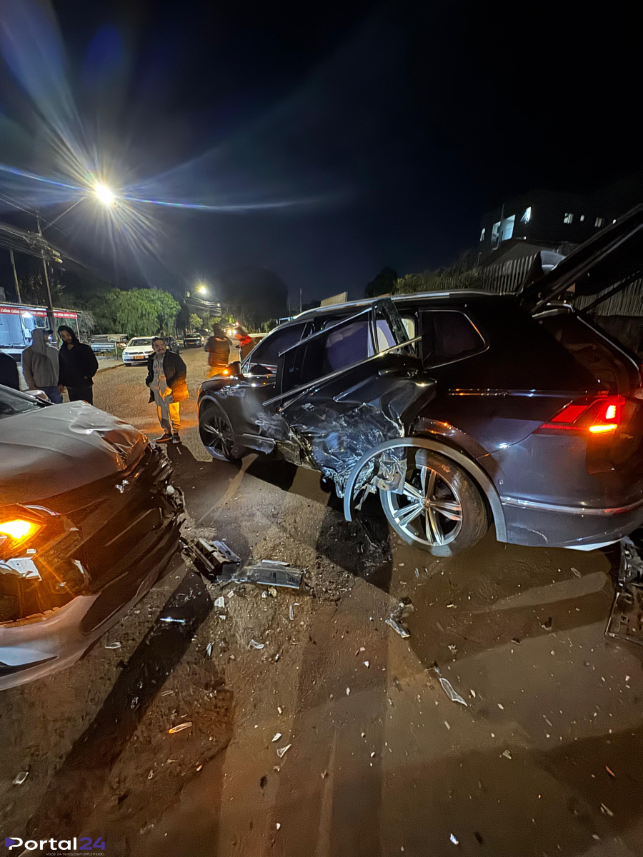 Grave colisão entre dois carros é registrada no Bairro Vila Tolentino, em Cascavel