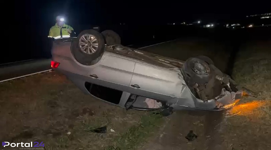 Mulher perde controle de Voyage após ser fechada por outro veículo na BR-467, em Cascavel