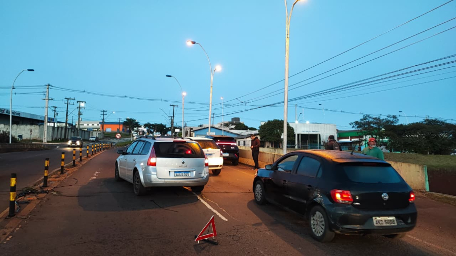 Três carros batem no viaduto da Avenida Rocha Pombo em Cascavel