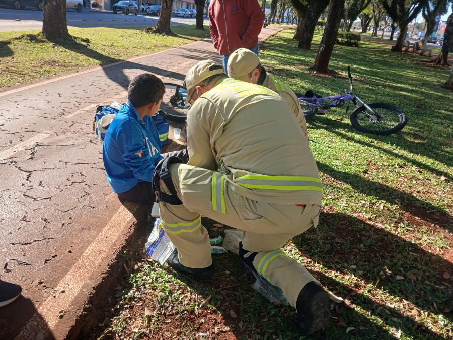 Adolescente fratura punho após queda de bicicleta na Avenida Brasil