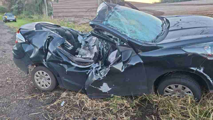 Bombeiros prestam socorro em acidente na BR-158; carro fica totalmente destruído
