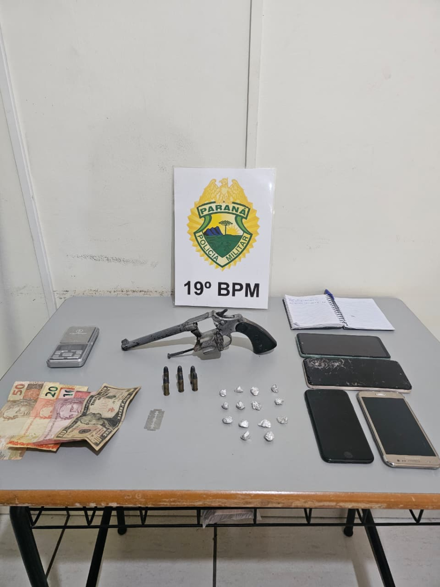 ROTAM apreende crack, arma e itens ligados ao tráfico em casa no Jardim América