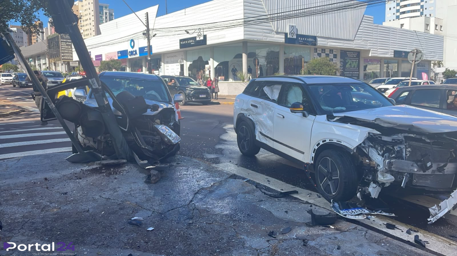Acidente entre veículos derruba poste e afeta trânsito em Cascavel