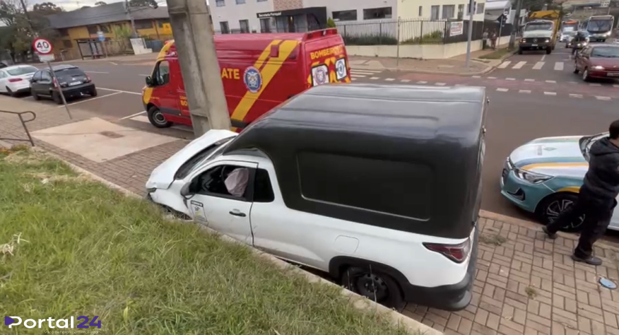 Carro fica prensado após colisão com moto no bairro Brasmadeira, em Cascavel