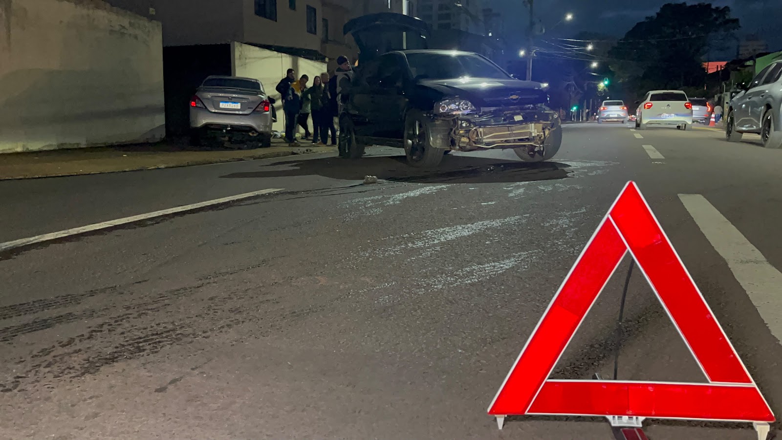 Acidente entre três carros termina com veículo atingindo muro de residência em Cascavel