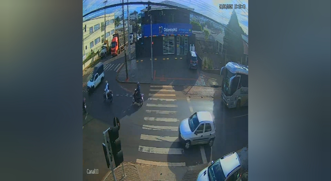 Câmera de segurança: Carro avança sinal vermelho e atinge motociclista em grave acidente no bairro Brasmadeira, em Cascavel