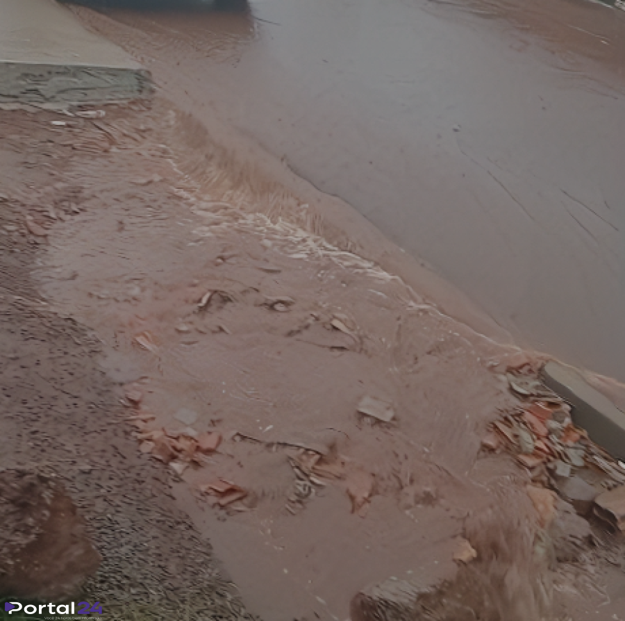 Rua de Santa Tereza do Oeste se transforma em 'cachoeira' durante forte chuva deste sábado