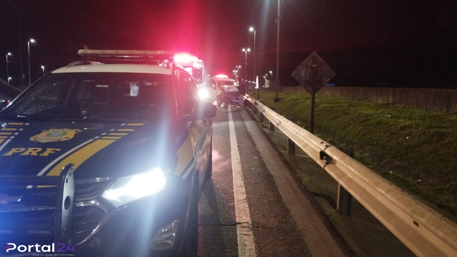 Motorista morre após carro atingir traseira de caminhão na BR-376, em Guaratuba