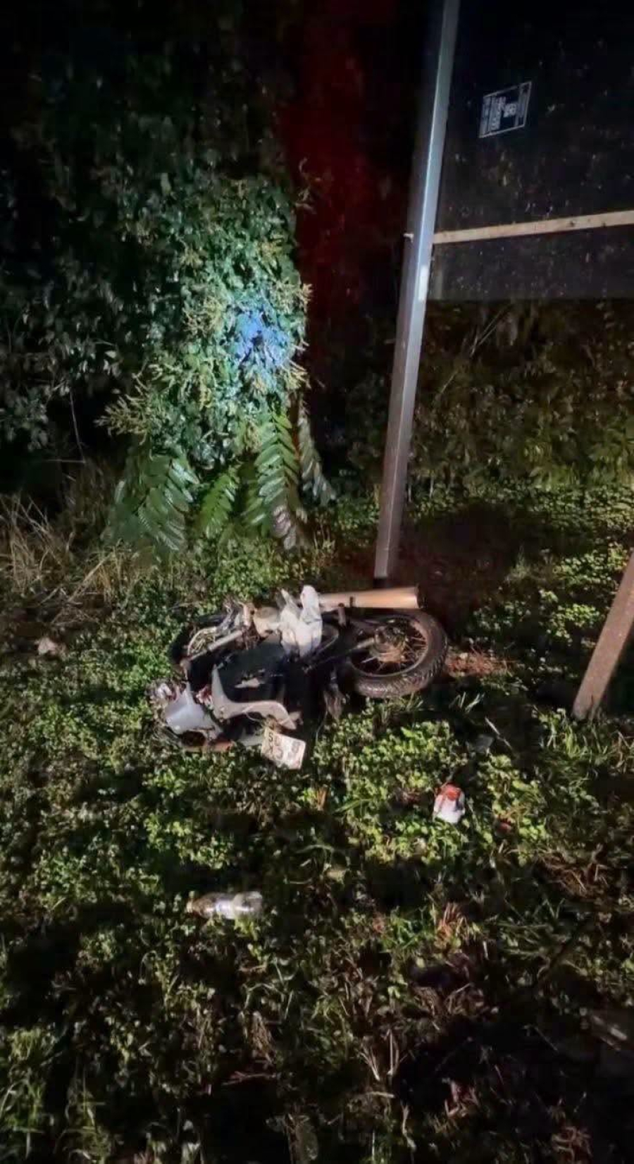 Jovem morre em colisão frontal entre moto e caminhão na PR-182