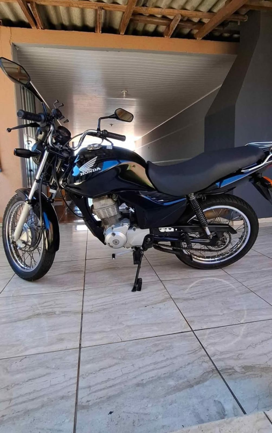 Dono encontra moto furtada abandonada em riacho no São Cristóvão