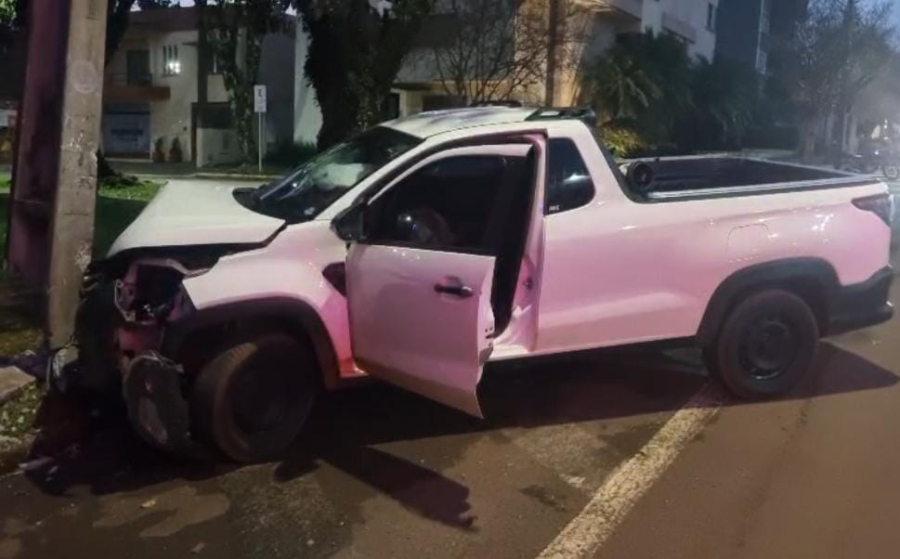 Ao desviar de carro, motorista colide Strada em poste no centro de Cascavel