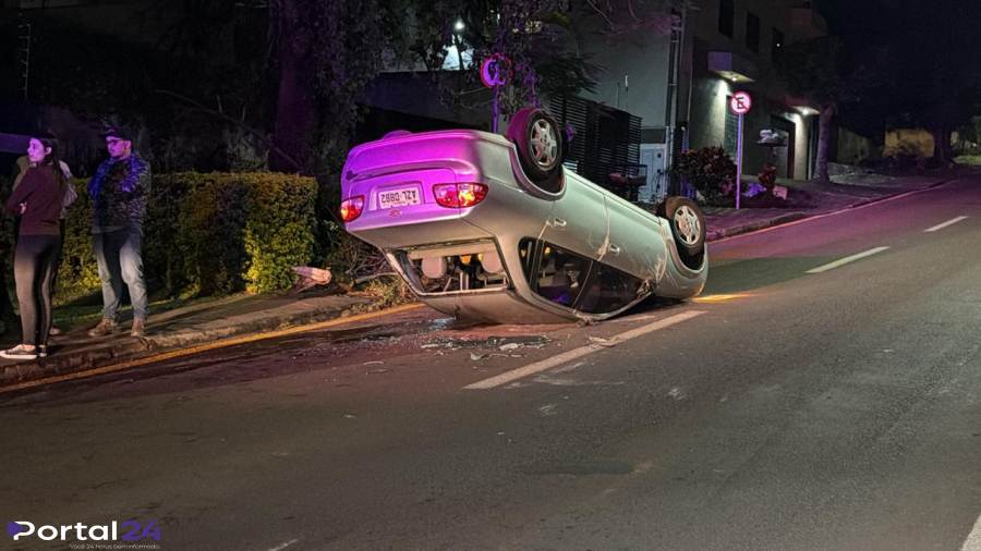 Corsa capota após atingir carro estacionado na Avenida Marechal Rondon, em Cascavel