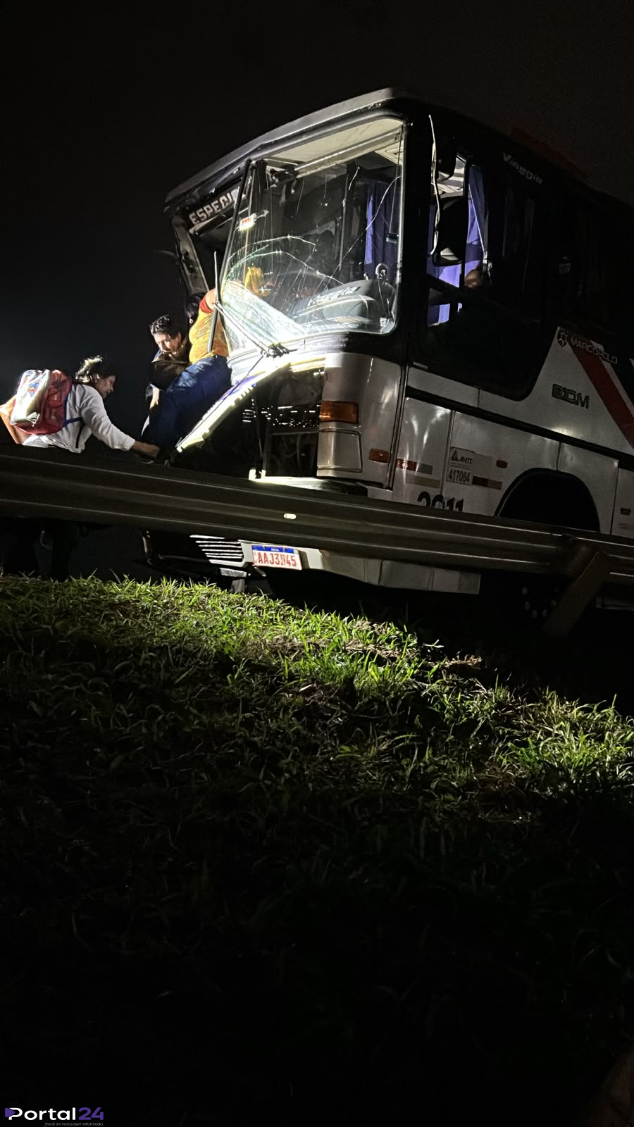 Colisão entre caminhão e ônibus mobiliza equipes de resgate na BR-369 entre Rolândia e Arapongas