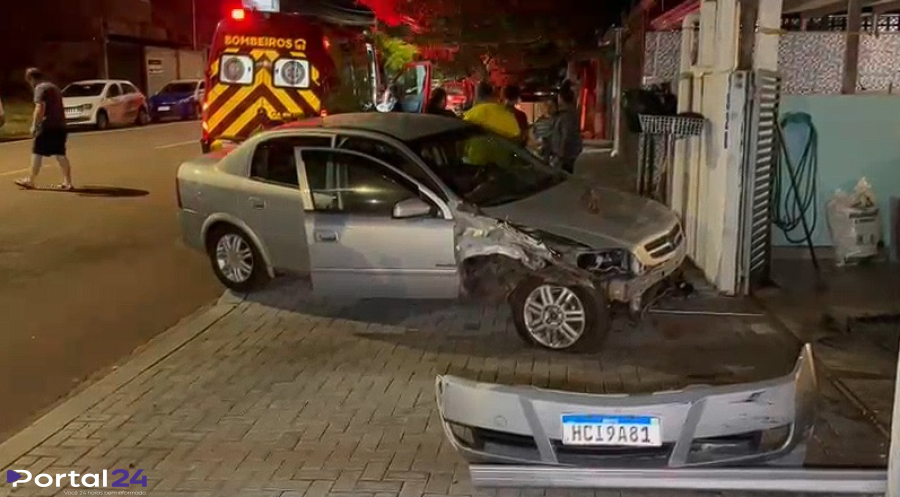 Motorista recém-habilitado perde controle de Astra e bate em carro estacionado em Cascavel
