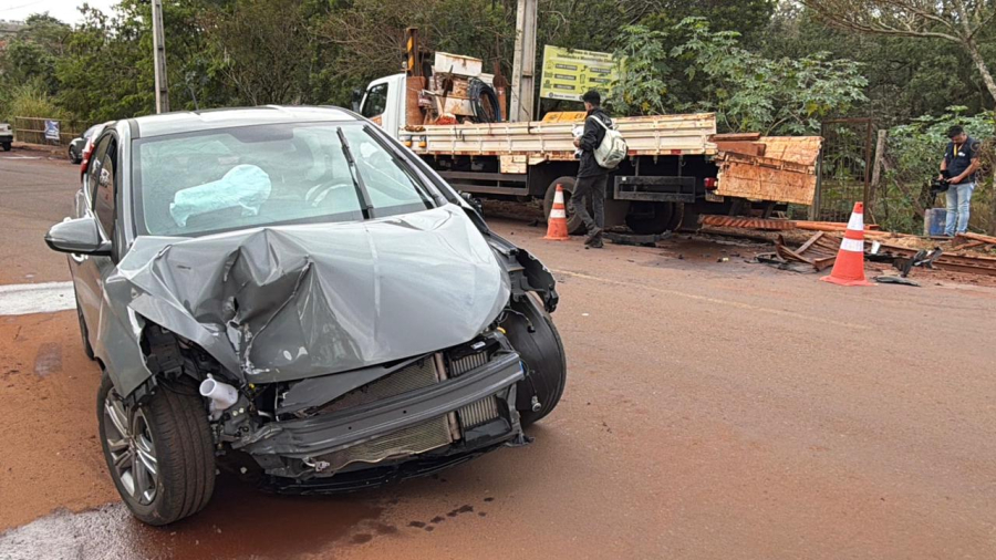 Jovem sofre mal súbito e bate em caminhão estacionado em Cascavel