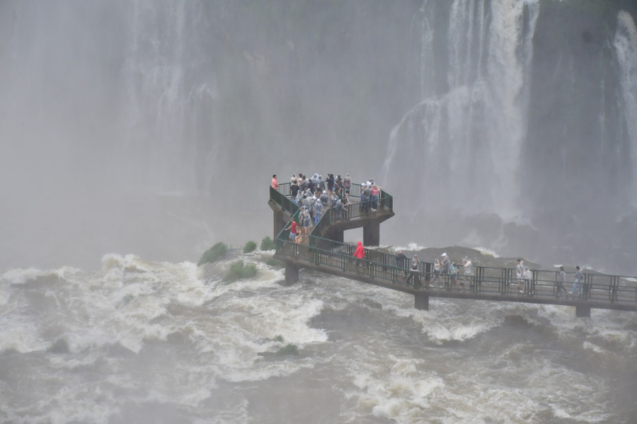 Vazão das Cataratas do Iguaçu chama atenção e mostra força do Rio Iguaçu em Foz do Iguaçu