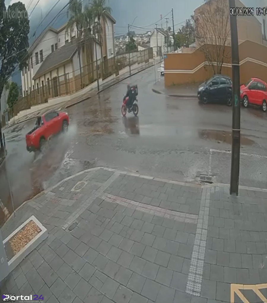 Caminhonete fura preferencial e deixa motociclista gravemente ferido em Cascavel