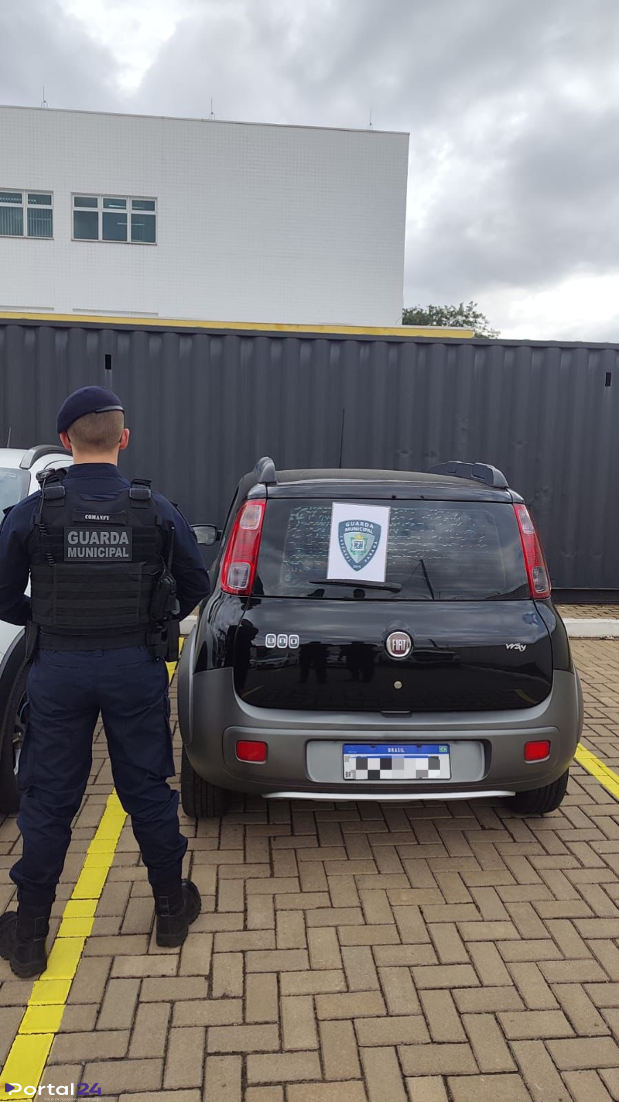 Carro com placas clonadas e registro de roubo é apreendido em Cascavel