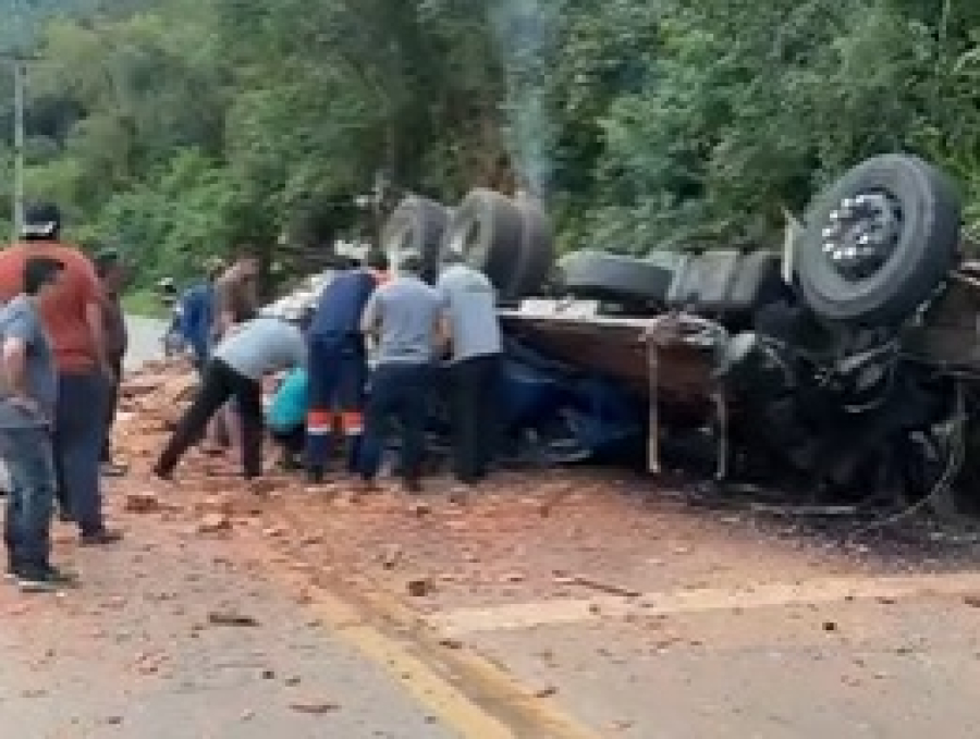 Caminhão perde os freios e tomba na PR-092; três ocupantes ficam presos às ferragens