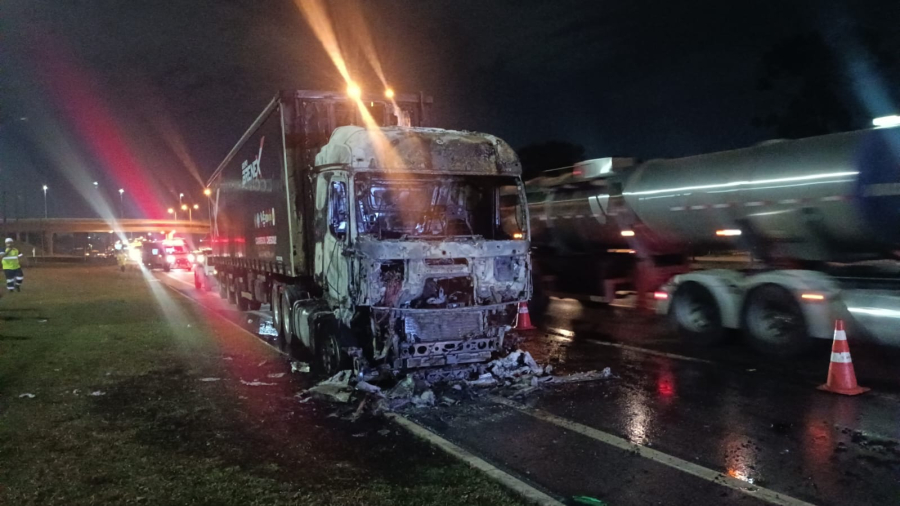 Incêndio em caminhão mobiliza equipes em Mandirituba