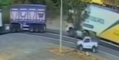 Caminhonete evita colisão por segundos após manobra de carreta na BR-116, em Manhuaçu (MG)