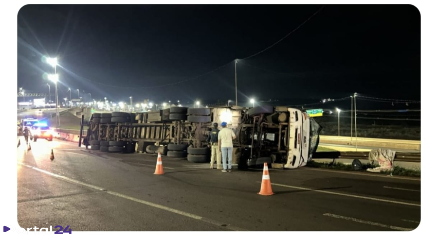 Caminhão carregado com frango congelado tomba ao acessar a BR-277 pelo Trevo Cataratas, em Cascavel