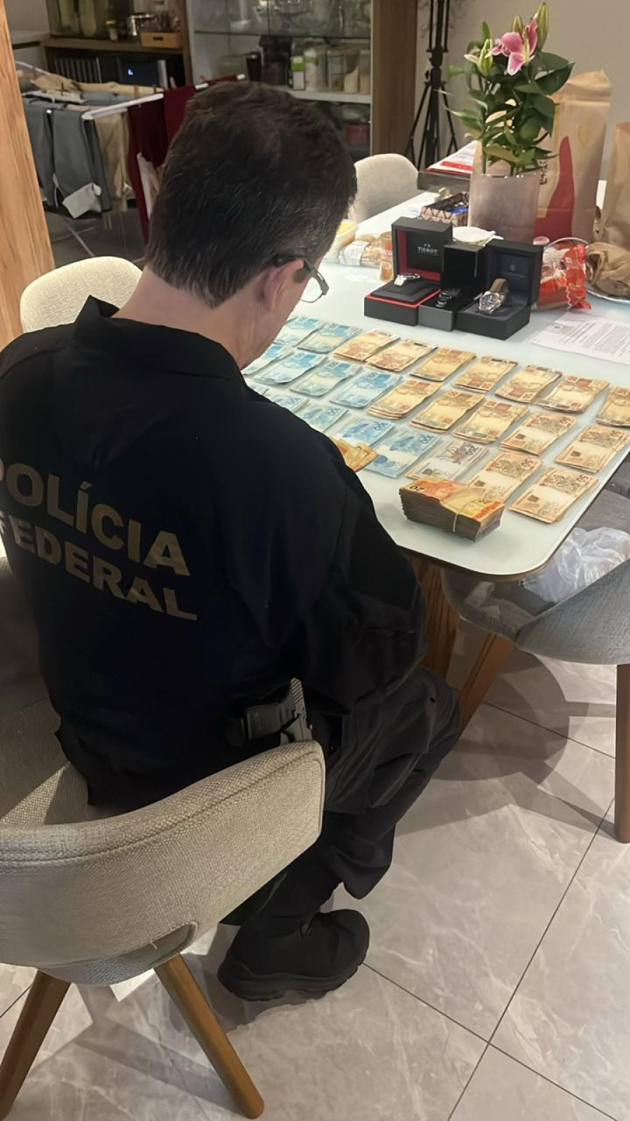 Polícia Federal deflagra operação contra grupo investigado por contrabando de cigarros e lavagem de dinheiro no Paraná