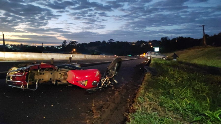 Motociclista atropela cachorro, abandona moto, que é atingida por Sandero na PRc-467