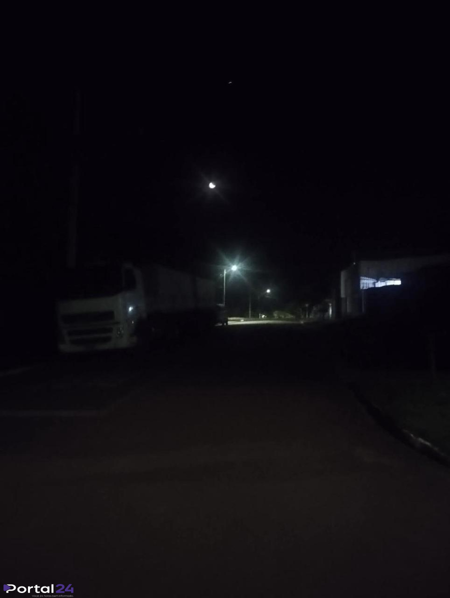 Moradores cobram solução para falhas na iluminação da Rua Amambai em Santa Tereza do Oeste 