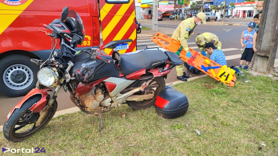 Motociclista perde controle em rotatória e colide contra poste em Cascavel