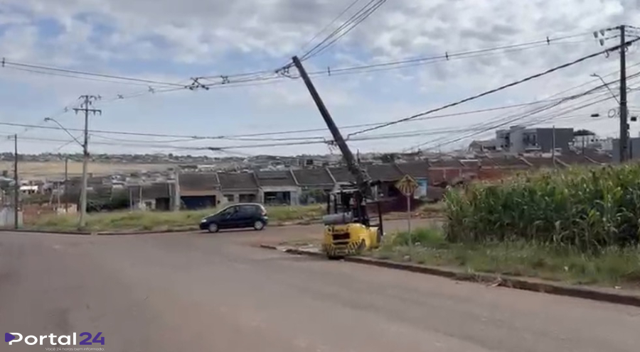 Empilhadeira atinge poste durante manobra e causa danos em Cascavel