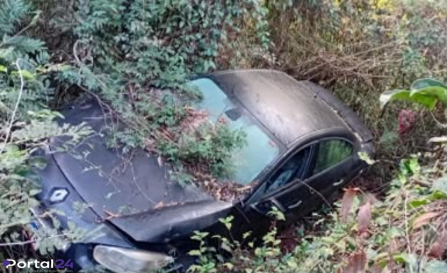 Veículo abandonado é encontrado às margens de estrada rural em Cafelândia