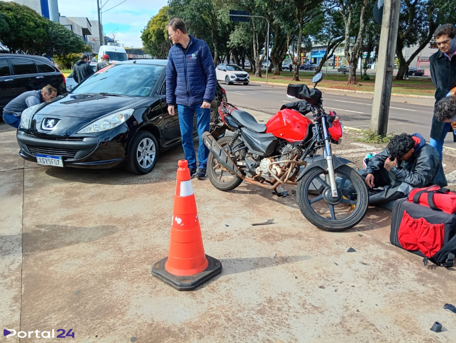 Acidente entre carro e moto deixa jovem ferido na Avenida Brasil