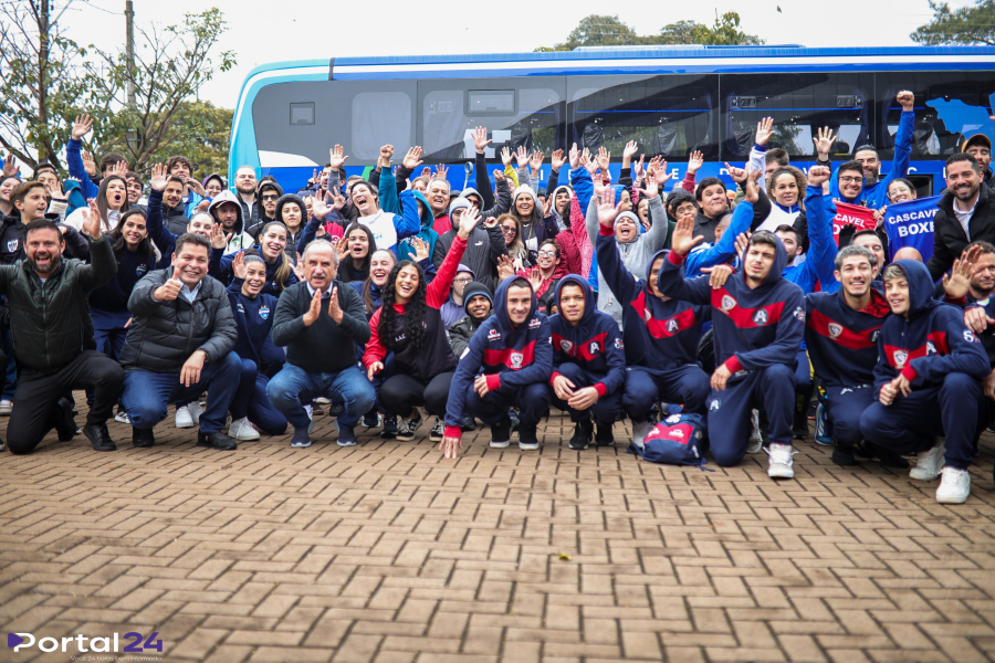 Gugu Bueno entrega dois ônibus para atletas e anuncia construção de novo ginásio na região sul de Cascavel