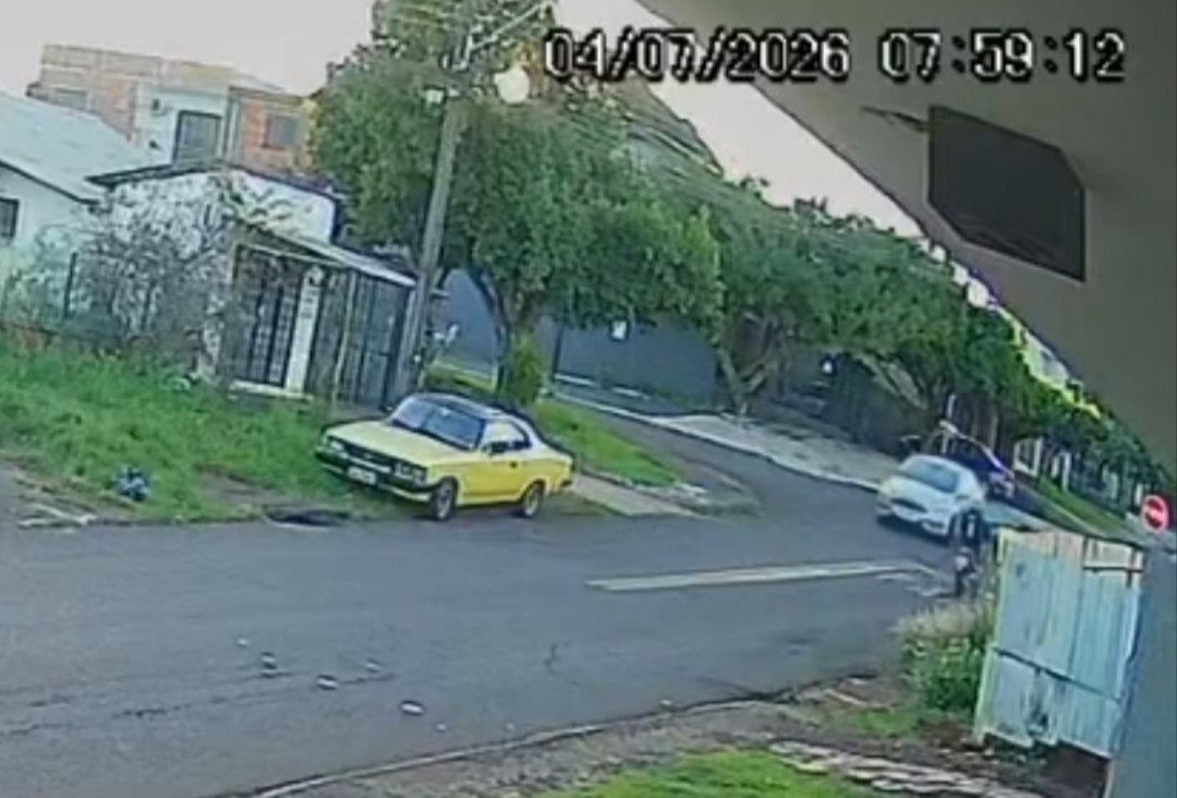 Câmera de segurança flagra colisão entre duas motocicletas no bairro Floresta
