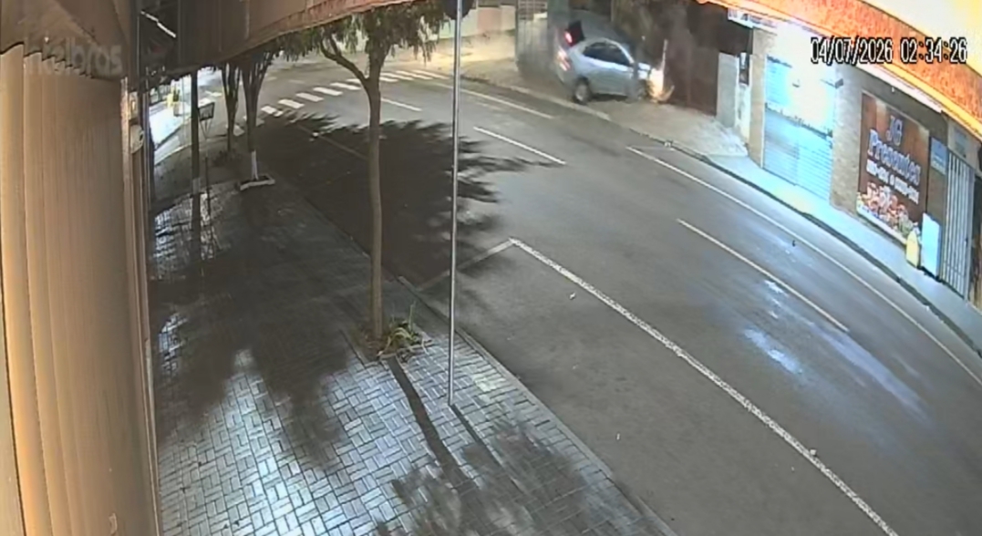 Câmeras de segurança registram grave acidente que destruiu carro no bairro Santa Cruz