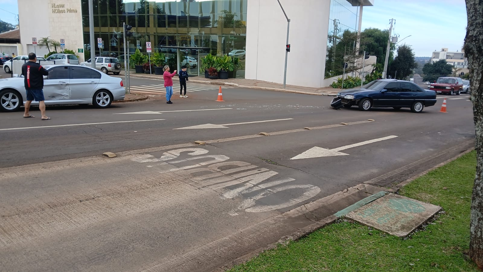 Colisão entre dois carros é registrada em cruzamento com semáforo na avenida Tancredo Neves