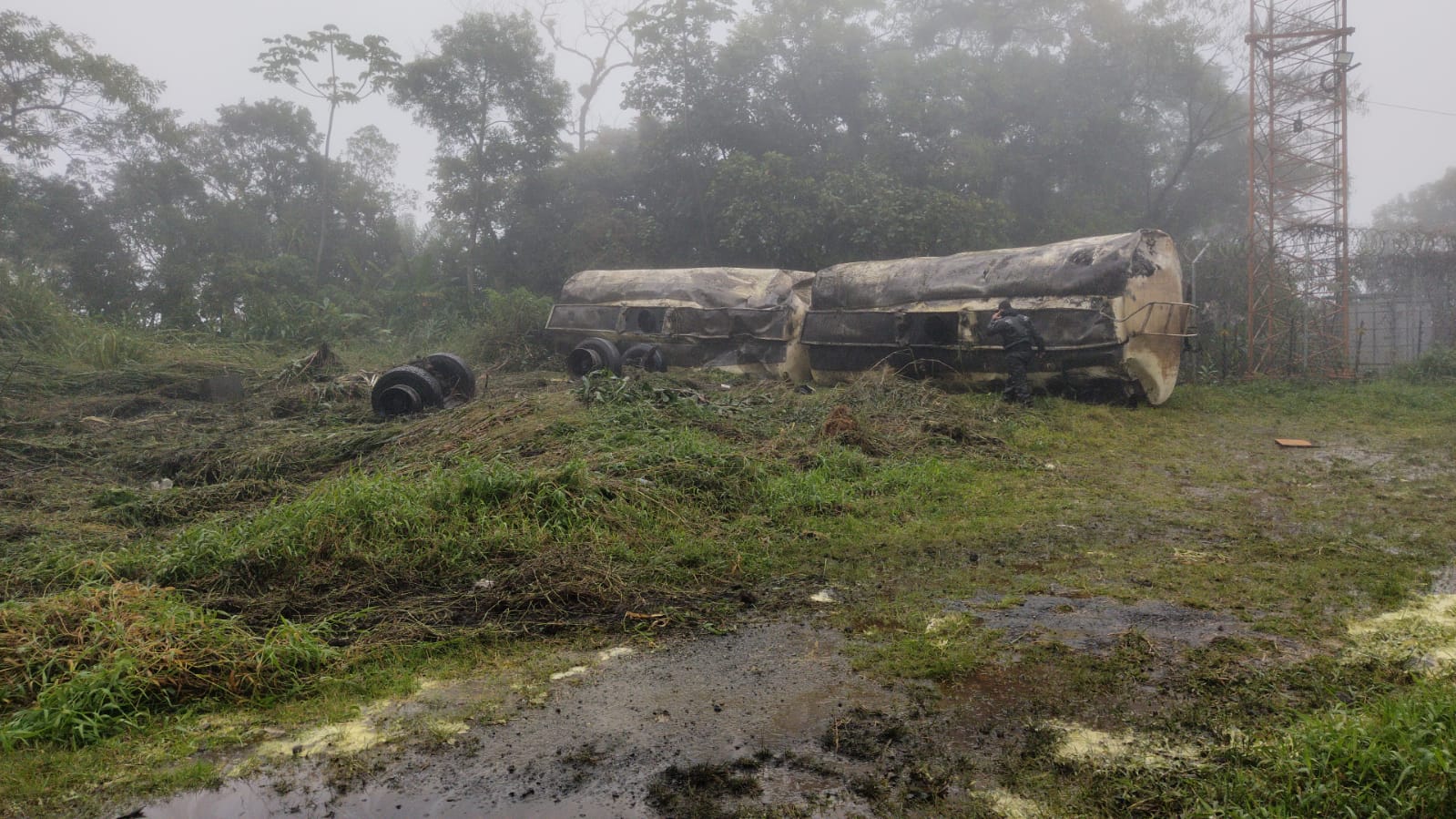 Caminhão com carga de óleo vegetal tomba na BR-277 e interdita rodovia em Morretes