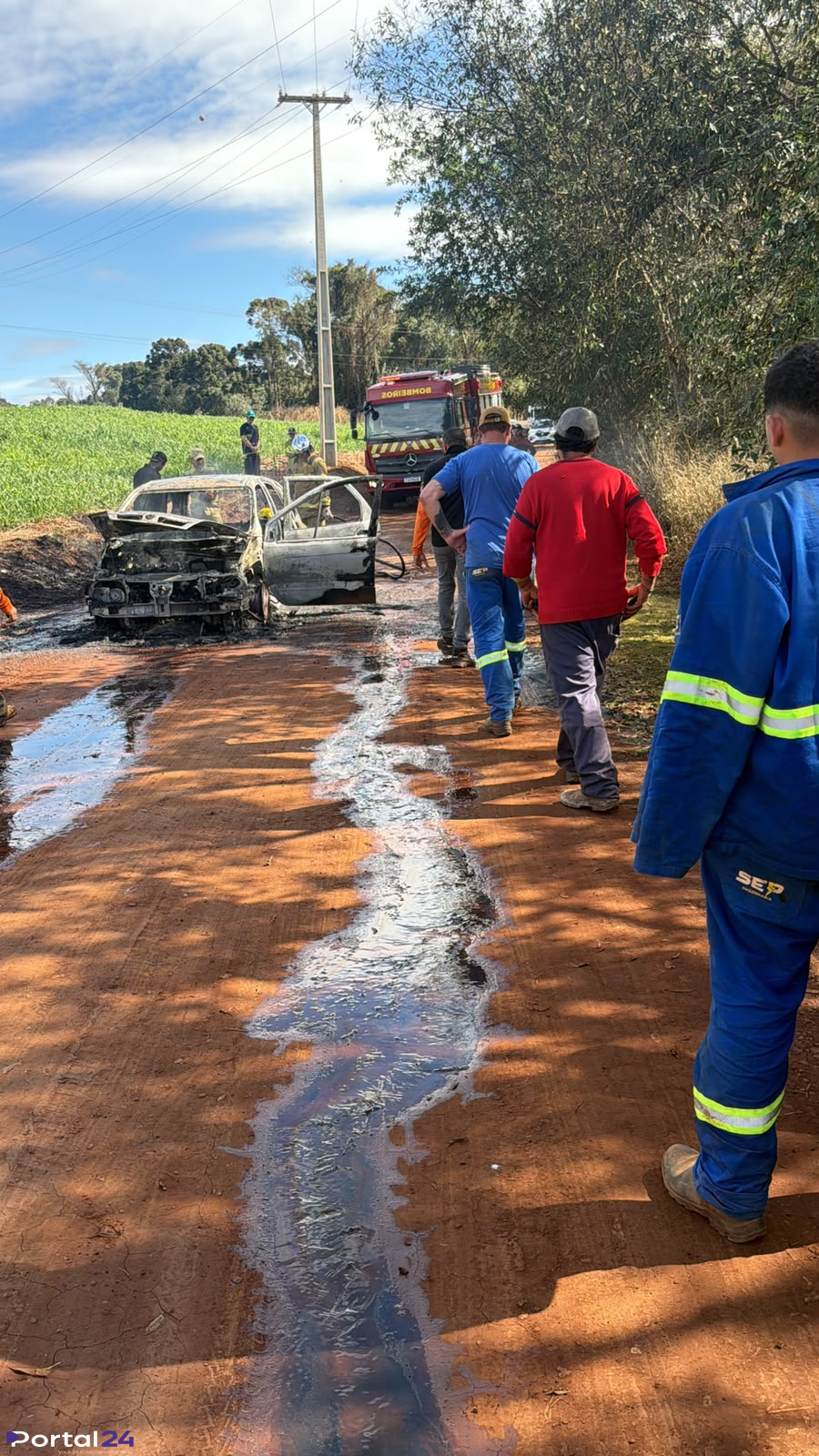 Veículo é destruído por incêndio na área rural de Cascavel