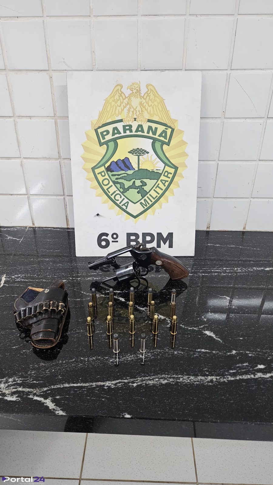 Homem é preso por posse irregular de arma de fogo após denúncia durante atendimento de ocorrência em Cascavel