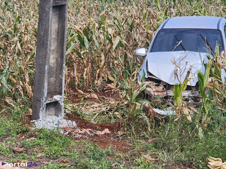 Mulher fica ferida após carro sair da pista e bater contra poste na PR-488, em Santa Helena