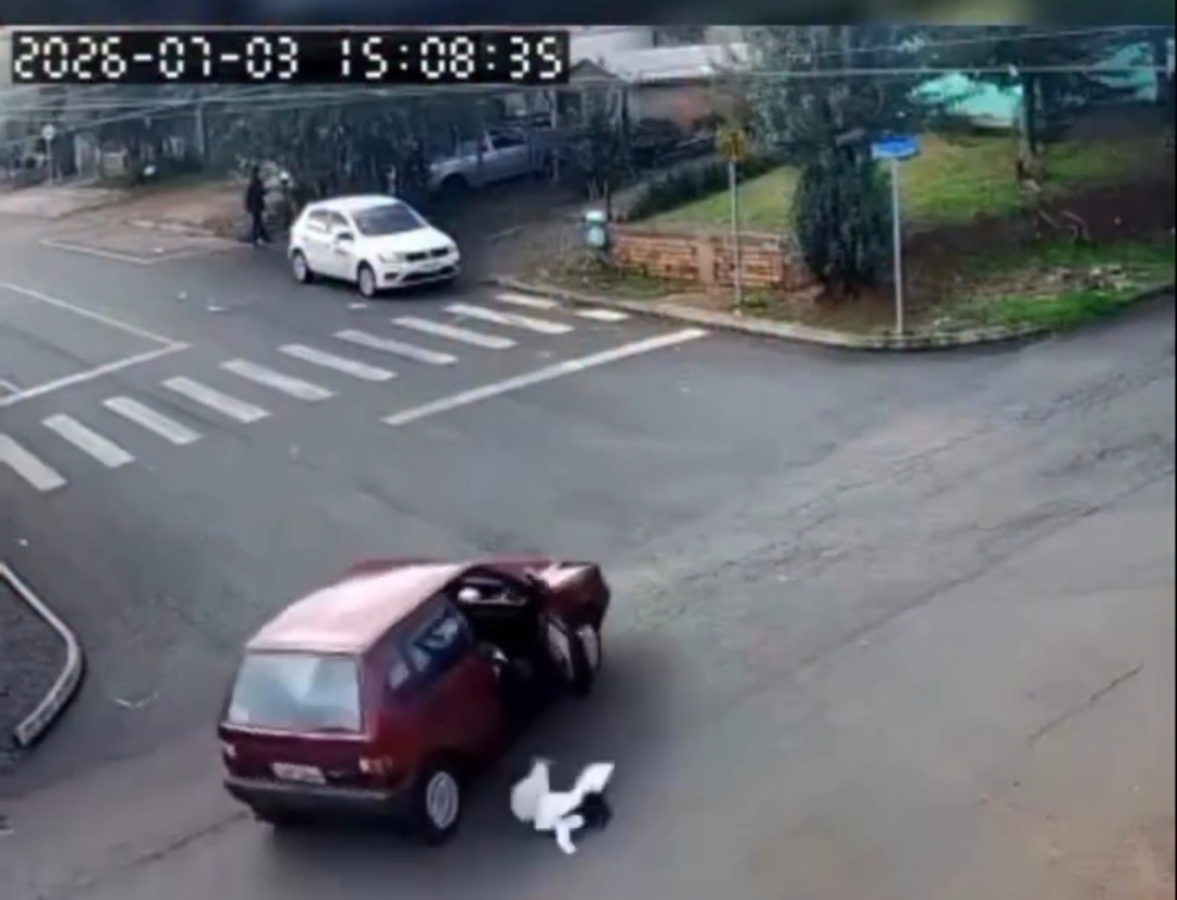 Criança cai de carro em movimento após porta se abrir em Chapecó