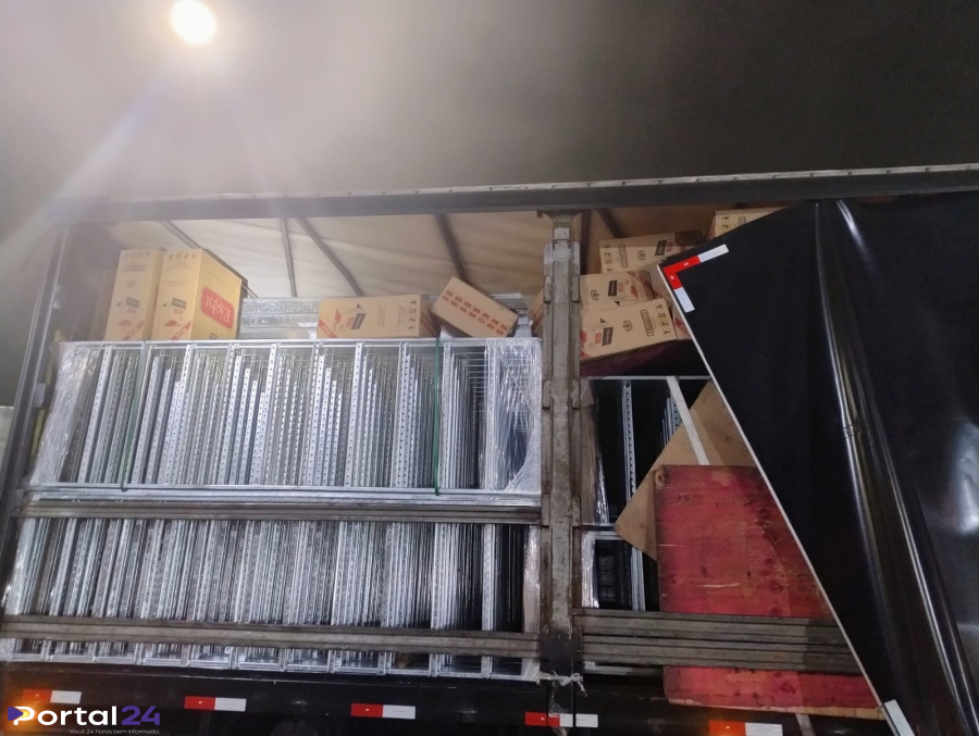 PRF apreende carga com 150 mil maços de cigarros contrabandeados em Ponta Grossa
