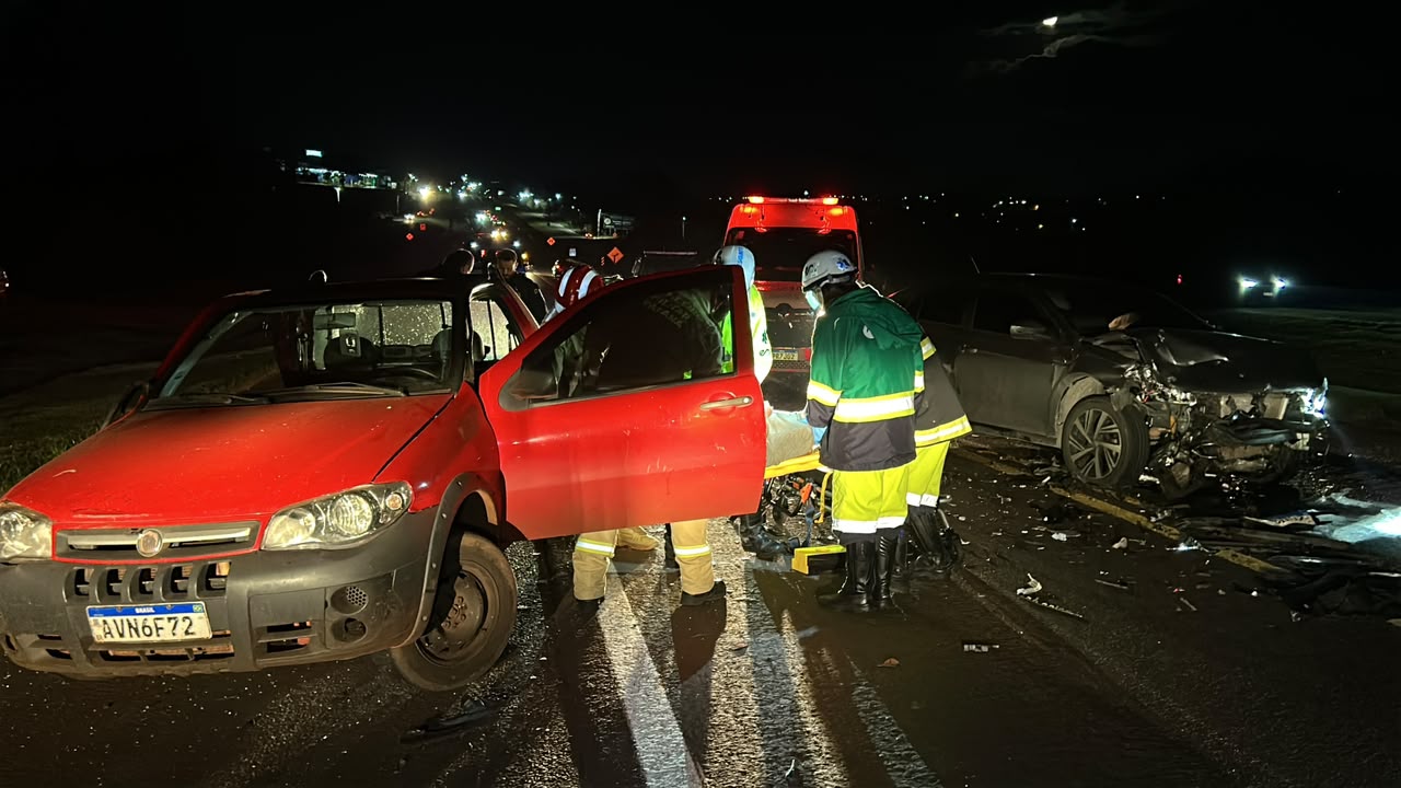 Colisão entre dois veículos deixa motoristas feridos na BR-277, em Cascavel