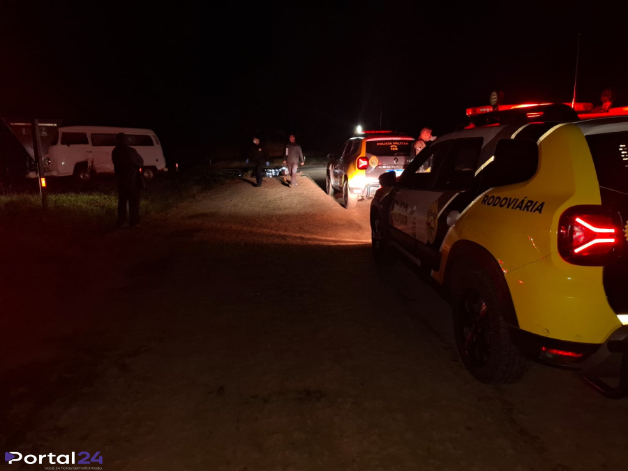 Motociclista morre e passageiro fica ferido em grave colisão entre moto e Kombi na PR-340