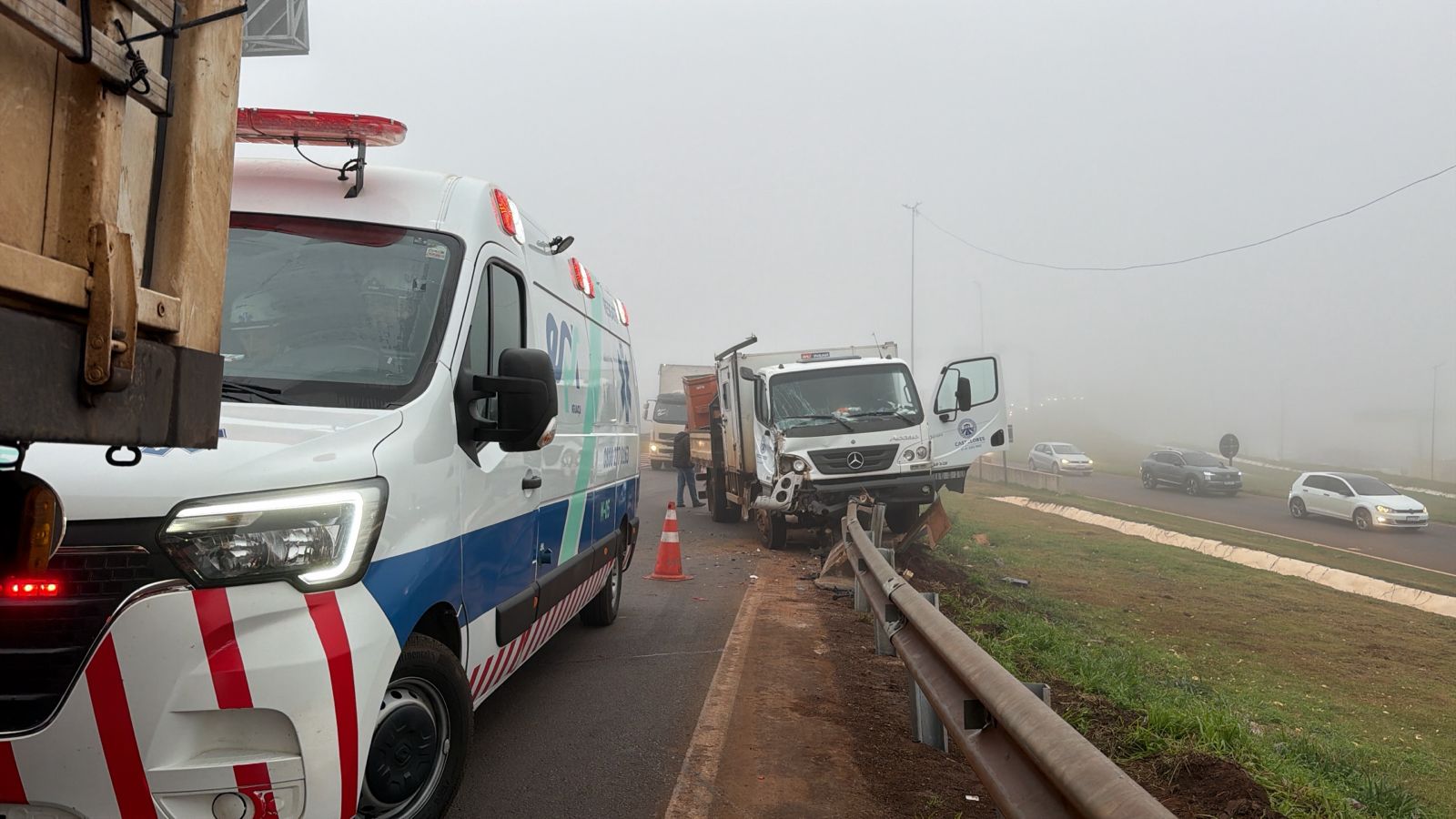 Neblina provoca colisão entre caminhões no Trevo Cataratas e causa lentidão no trânsito