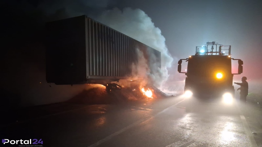 Caminhão carregado com amendoim é destruído por incêndio na BR-376 em Palmeira